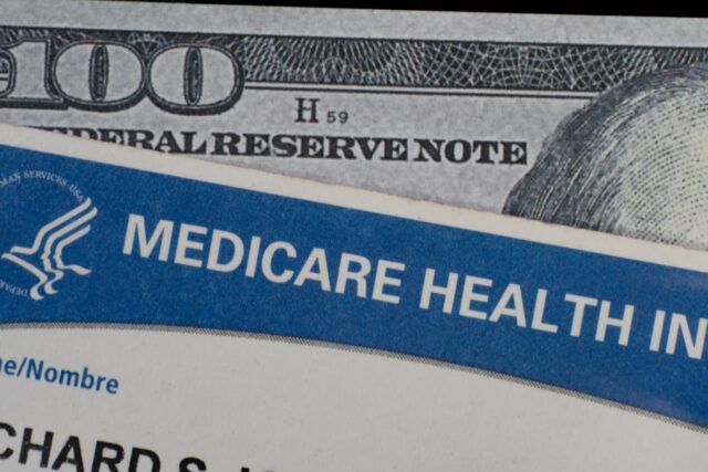 El nuevo proyecto de ley limitaría el gasto anual de los afiliados a Medicare a 5.000 dólares y podría costarle al gobierno "decenas de miles de millones"

 | 
