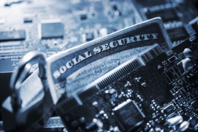 “DOGE” quiso declarar “muertas” a 2,7 millones de personas a la Seguridad Social: denunciante

 | 