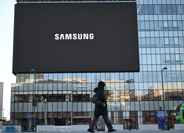 Samsung, una de las acciones más populares del mundo, afectada Samsung, una de las acciones más populares del mundo, afectada por una investigación sobre uso de información privilegiada
|
