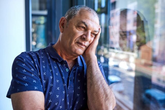 “Probablemente trabajaré hasta que me muera”: tengo 60 años, trabajo como camarero y tengo 2.000 dólares en una cuenta IRA Roth. ¿Qué pasará conmigo?

 | 