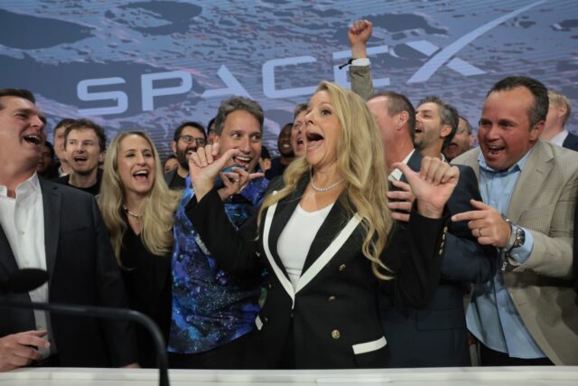 El frenesí inicial de SpaceX se calma, pero una nueva ola de dinero espera llegar

 | 