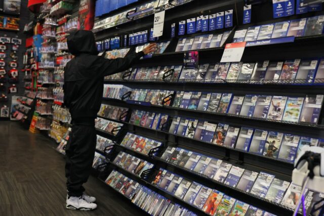 GameStop quiere recomprar 2 mil millones de dólares de sus propias acciones después de una liquidación impulsada por eBay

 | 
