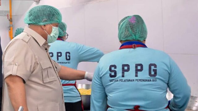 Prabowo invita a soldados y policías a revisar la cocina Prabowo invita a soldados y policías a revisar la cocina de MBG
|