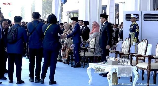 Prabowo saluda a Jokowi en el cumpleaños de Bhayangkara

 | 