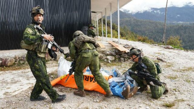 El TNI persigue a un grupo de tiradores de pilotos El TNI persigue a un grupo de tiradores de pilotos de avión en Papúa
|