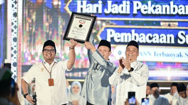 Pekanbaru gana el récord MURI con el movimiento de recitación Pekanbaru gana el récord MURI con el movimiento de recitación ASN
|