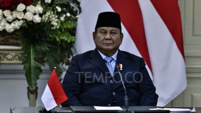 Prabowo recibe al primer ministro indio Narendra Modi en el Prabowo recibe al primer ministro indio Narendra Modi en el aeropuerto de Halim
|