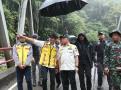 Al visitar el puente Enang-Enang, Tito Karnavian asegura que se construirán inmediatamente rutas alternativas y puentes permanentes
| Al visitar el puente Enang-Enang, Tito Karnavian asegura que se construirán inmediatamente rutas alternativas y puentes permanentes
|