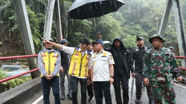 Al visitar el puente Enang-Enang, Tito Karnavian asegura que se Al visitar el puente Enang-Enang, Tito Karnavian asegura que se construirán inmediatamente rutas alternativas y puentes permanentes
|