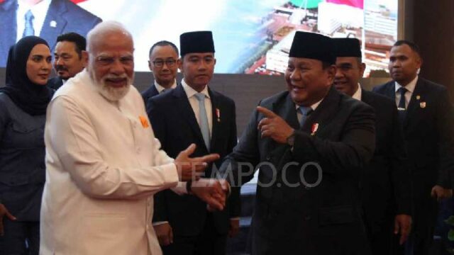 Prabowo presenta un recuerdo de Angklung al primer ministro indio

 | 