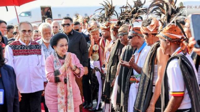 A su llegada a Timor Oriental, Megawati Soekarnoputri fue recibida A su llegada a Timor Oriental, Megawati Soekarnoputri fue recibida por el presidente Ramos-Horta
|