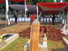 El funeral de Rachmat Gobel tuvo lugar en un contexto militar
| El funeral de Rachmat Gobel tuvo lugar en un contexto militar
|