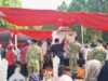 Saan Mustopa dirige la ceremonia fúnebre de Rachmat Gobel
| Saan Mustopa dirige la ceremonia fúnebre de Rachmat Gobel
|