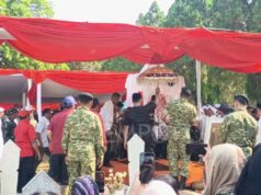 Saan Mustopa dirige la ceremonia fúnebre de Rachmat Gobel
| Saan Mustopa dirige la ceremonia fúnebre de Rachmat Gobel
|