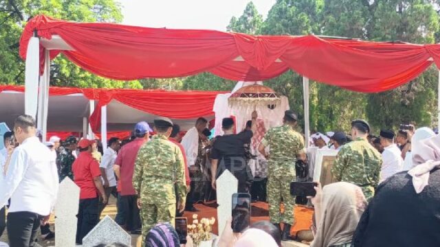 Saan Mustopa dirige la ceremonia fúnebre de Rachmat Gobel | Saan Mustopa dirige la ceremonia fúnebre de Rachmat Gobel
|