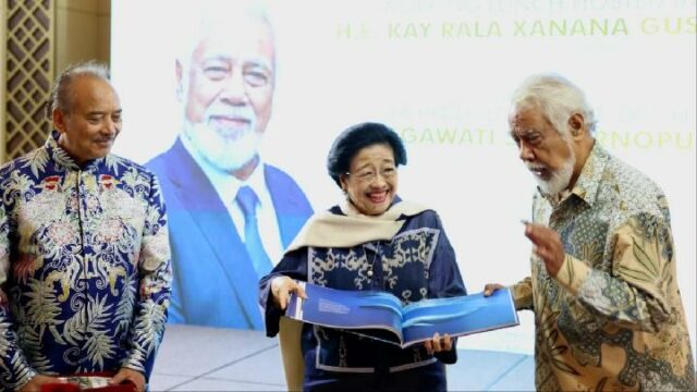 Megawati se reúne con líderes de Timor Oriental, analiza la Megawati se reúne con líderes de Timor Oriental, analiza la cooperación marítima y la formación de cuadros del partido
|