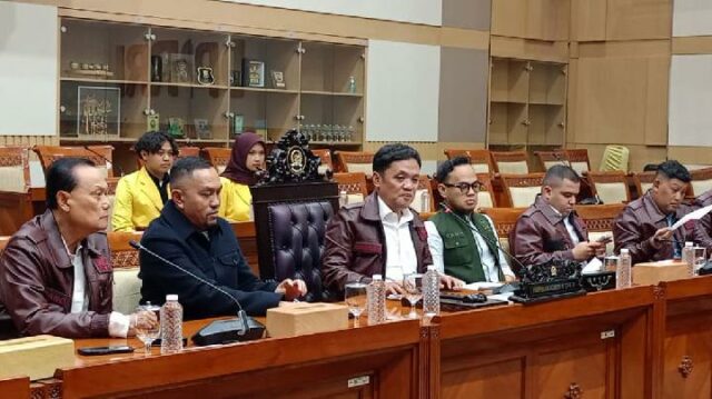 La Cámara de Representantes forma un comité de trabajo para La Cámara de Representantes forma un comité de trabajo para el equipo de seguimiento de 3 casos que involucran a Febrie Adriansyah
|