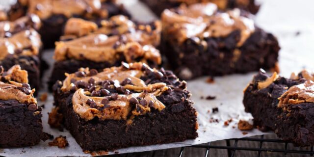 Un panadero comparte sus formas fáciles favoritas de mejorar los Un panadero comparte sus formas fáciles favoritas de mejorar los brownies en caja
| Food,freelancer-le,brownies,brownie,baking,dessert,pastry-chef,desserts,baking-tips,evergreen-story,freelancer