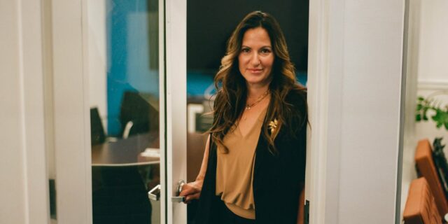 Dejé mi trabajo a los 53 años y comencé de nuevo usando un plan de salida de varios meses.

 | Careers,as-told-to,career-change,career-in-50s,female-breadwinner,still-in-the-game,how-to-quit-job,contributor-2026,tess-martinelli,manseen-logan,freelance-photography,isabel-fernandez-pujol