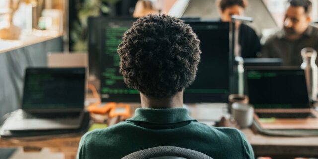 Tiene dos trabajos en secreto: gana 330.000 dólares y no Tiene dos trabajos en secreto: gana 330.000 dólares y no le importa el dinero
| Careers,careers,tech,overemployment,overemployed,side-hustles,retirement,healthcare,ai,personal-finance,economy,hustle-culture-big-bet,passive-income