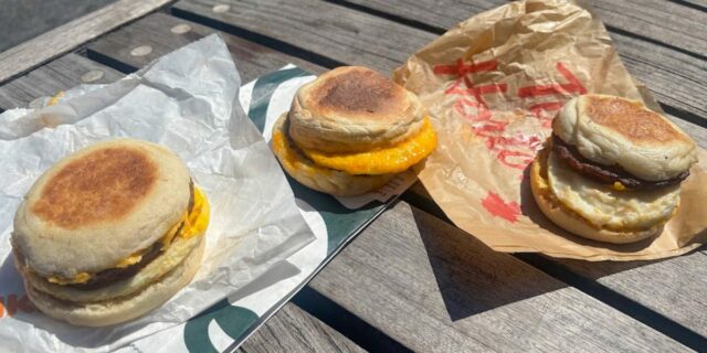Comparé el mismo sándwich de desayuno de Starbucks, Dunkin' y Tim Hortons

 | Food,freelancer-le,starbucks,dunkin,tim-hortons,breakfast,breakfast-sandwiches,coffee-chain,chain-restaurants