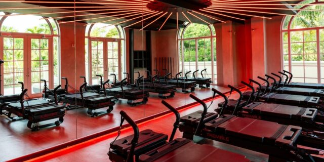 El servicio más nuevo en un hotel de lujo no El servicio más nuevo en un hotel de lujo no es un spa. Es Pilates.
| Health,Travel,luxury-amenities,fitness,reformer-pilates,wellness,hotels