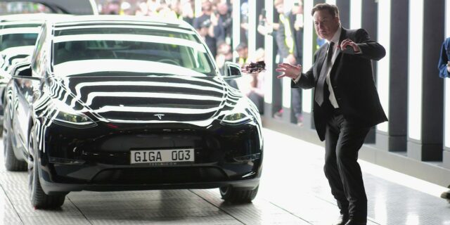 El precio de las acciones de Tesla cae a pesar El precio de las acciones de Tesla cae a pesar de que las entregas de automóviles superaron las expectativas
| Transportation,tesla,elon-musk,evs