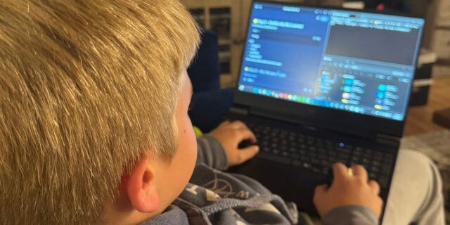Mi hijo de 11 años construyó un videojuego con IA. Mi hijo de 11 años construyó un videojuego con IA. No es una amenaza.
| AI,Parenting,as-told-to,contributor-2026,ai,microsoft-copilot,parenting,children,technology,vibe-coding,agnes-applegate,manseen-logan