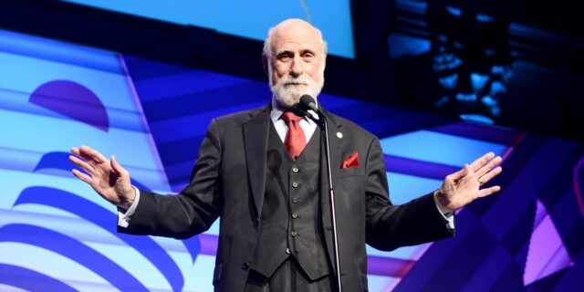 Vinton Cerf dice que la IA debe aprender estas 3 lecciones

 | Tech,ai,artificial-intelligence,internet,ai-agents,technology