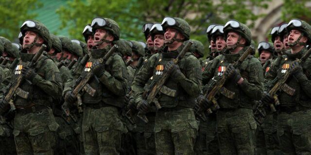 Tropas rusas obligadas a caminar 18 millas debido a la Tropas rusas obligadas a caminar 18 millas debido a la interrupción de las líneas de suministro
| Military & Defense,ukraine-war,drone-warfare,mykhailo-fedorov