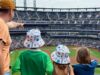 Llevé a mis 3 hijos a un partido familiar de los Mets el domingo. Es una memoria central.
| Parenting,Sports,essay,parenting,mets,baseball Llevé a mis 3 hijos a un partido familiar de los Mets el domingo. Es una memoria central.
| Parenting,Sports,essay,parenting,mets,baseball