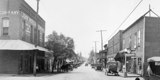 Fotos antiguas muestran la vida en un pequeño pueblo de Fotos antiguas muestran la vida en un pequeño pueblo de Estados Unidos hace 100 años
| Economy,Travel,features,small-towns,united-states,history,life-holiday-save-2025