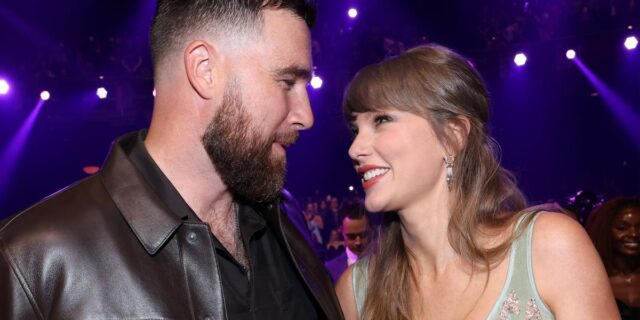 Swift y Kelce sorprenden a organizaciones benéficas con 26 millones Swift y Kelce sorprenden a organizaciones benéficas con 26 millones de dólares en donaciones previas a la boda
| Entertainment,celebrity-couple,celebrity-wedding,wedding,wealth,madison-square-garden,celebrities,power-couples