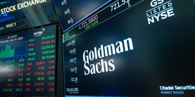 El economista de Goldman Sachs predice que la IA eliminará El economista de Goldman Sachs predice que la IA eliminará 15 millones de puestos de trabajo
| Careers,Economy,Tech,ai-job-losses,ai-layoffs,job-losses,employment,layoffs,labor-market,workforce,economy,future-of-work,goldman-sachs
