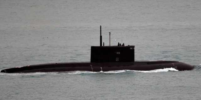Rusia ha instalado jaulas antidrones en sus submarinos en el Rusia ha instalado jaulas antidrones en sus submarinos en el Mar Negro, según la inteligencia occidental
| Military & Defense,ukraine,russia,submarines