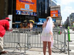 Los fanáticos de Taylor Swift se reúnen en pequeños números para la boda de MSG
| News,Entertainment,sports,taylor-swift,travis-kelce,weddings,extreme-heat,madison-square-garden Los fanáticos de Taylor Swift se reúnen en pequeños números para la boda de MSG
| News,Entertainment,sports,taylor-swift,travis-kelce,weddings,extreme-heat,madison-square-garden