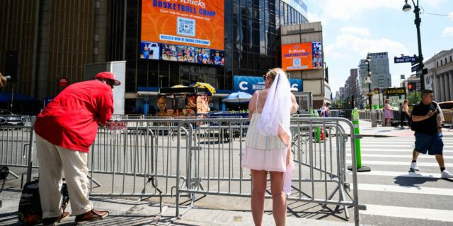 Los fanáticos de Taylor Swift se reúnen en pequeños números Los fanáticos de Taylor Swift se reúnen en pequeños números para la boda de MSG
| News,Entertainment,sports,taylor-swift,travis-kelce,weddings,extreme-heat,madison-square-garden