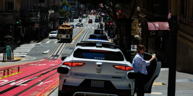 Los coches Waymo se quedan sin batería durante el cierre Los coches Waymo se quedan sin batería durante el cierre del 4 de julio
| AI,Tech,Transportation,waymo,robotaxi,self-driving-cars,robotaxis,ride-hailing,tech,autonomous-driving,san-francisco,transportation