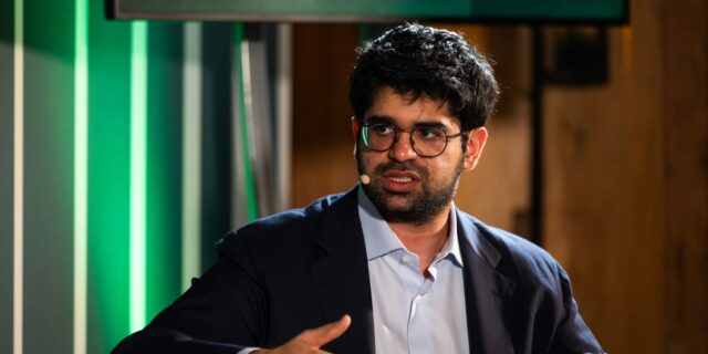 Perplexity crea una herramienta de codificación de IA para enfrentarse a Cursor y OpenAI

 | Tech,AI,Startups,perplexity,exclusive,exclusives,scoops,vibe-coding,changing-workplace-big-bet,ai,artificial-intelligence,developers,startups,software-engineers,coding,cursor,software-development