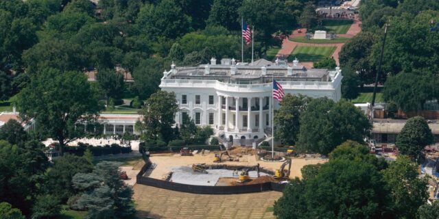 La Casa Blanca obtiene un helipuerto Lockheed de 6 millones de dólares para proteger el césped del Marine One

 | Transportation,marine-one,white-house,lockheed-martin,sikorsky