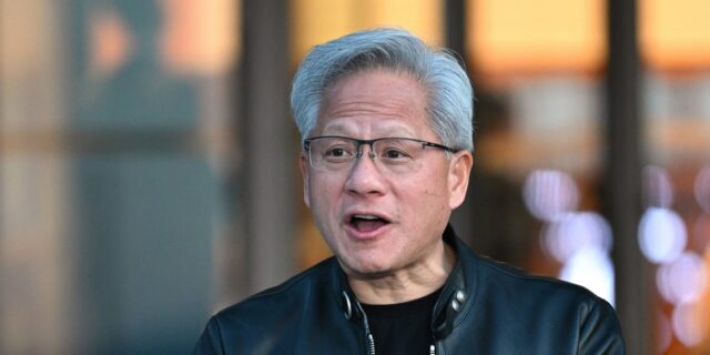 Jensen Huang dice que sus ingenieros prefieren que los funcionarios de construcción escriban el código

 | Tech,AI,ai,jensen-huang,software