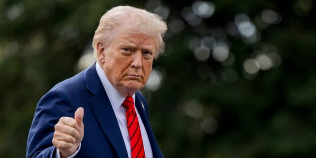 Trump elogia a Gwynne Shotwell por la donación de acciones Trump elogia a Gwynne Shotwell por la donación de acciones de SpaceX
| Politics,Tech,Finance,trump,spacex,donations,finance,stocks,corporations,wealth