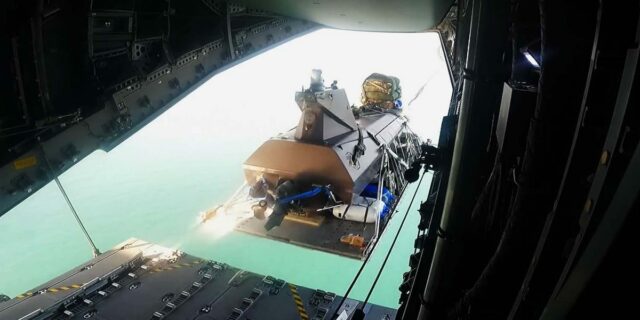 La Armada británica lanza drones desde un avión turbohélice a La Armada británica lanza drones desde un avión turbohélice a 1.300 pies
| Military & Defense,uk-navy,drone-warfare,sea-drones