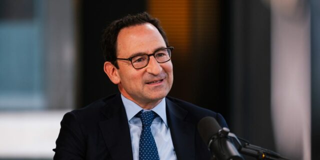 Jon Gray les cuenta a los pasantes de Blackstone la Jon Gray les cuenta a los pasantes de Blackstone la 'fórmula ganadora' para el éxito
| Finance,blackstone,jon-gray,interns,wall-street,exclusive,limited-synd