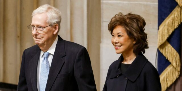 Cronología de la relación entre Mitch McConnell y su esposa Elaine Chao

 | Politics,mitch-mcconnell,elaine-chao,marriage,donald-trump,republicans