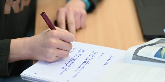 Apagado de computadoras portátiles: la Facultad de Derecho de Chicago Apagado de computadoras portátiles: la Facultad de Derecho de Chicago adopta una nueva regla para combatir la IA
| Education,Tech,education,schools,artificial-intelligence,ai