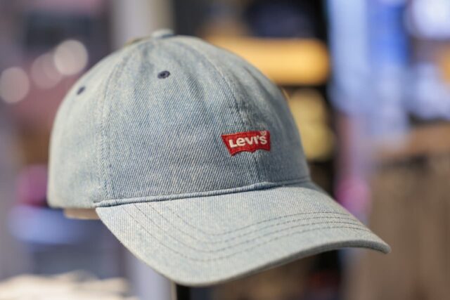 Levi's está encontrando nuevas formas de ganarse a los clientes Levi's está encontrando nuevas formas de ganarse a los clientes recurriendo a las blusas y al 'lujo denim'.
|