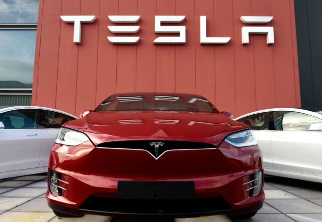 Tesla supera las estimaciones de entrega, dando un impulso a Tesla supera las estimaciones de entrega, dando un impulso a sus acciones
|