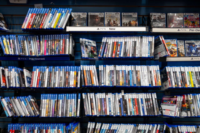 Gamer intercambia discos físicos por valor de 1.000 dólares en Gamer intercambia discos físicos por valor de 1.000 dólares en GameStop, días después de que Sony anuncie el fin de la era de los discos
|