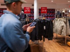 ¿Qué forma de K tiene la economía estadounidense? El 10% más rico gasta casi tanto, excluyendo productos esenciales, como el 70% más pobre combinado.
| ¿Qué forma de K tiene la economía estadounidense? El 10% más rico gasta casi tanto, excluyendo productos esenciales, como el 70% más pobre combinado.
|